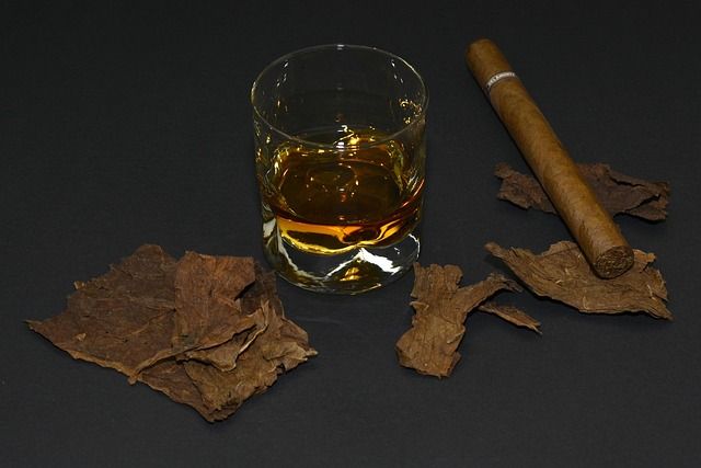 alcol e sigaro - cigar-1473697_640.jpg